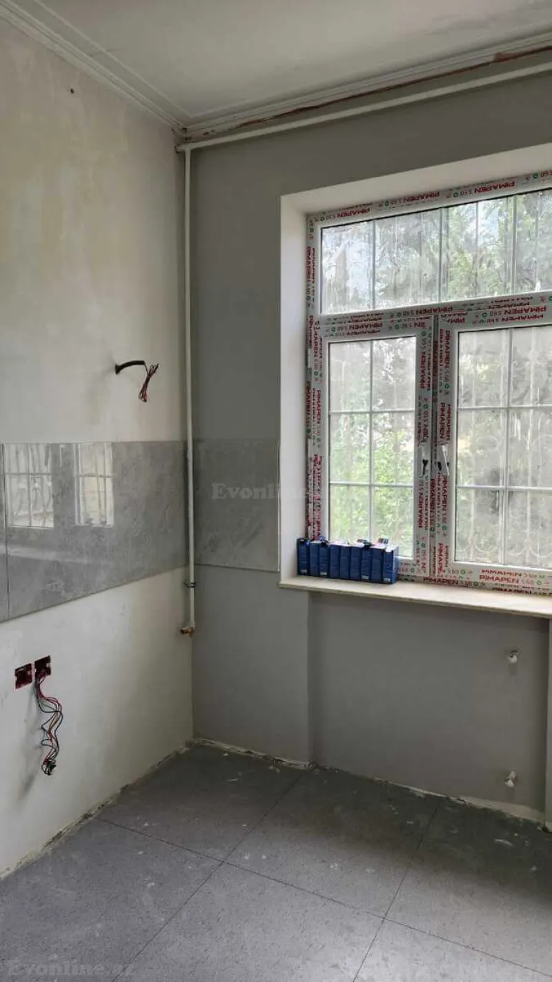 Satılır 2 otaqlı Mənzil Köhnə tikili 46 m² Yasamal r. - şəkil 2