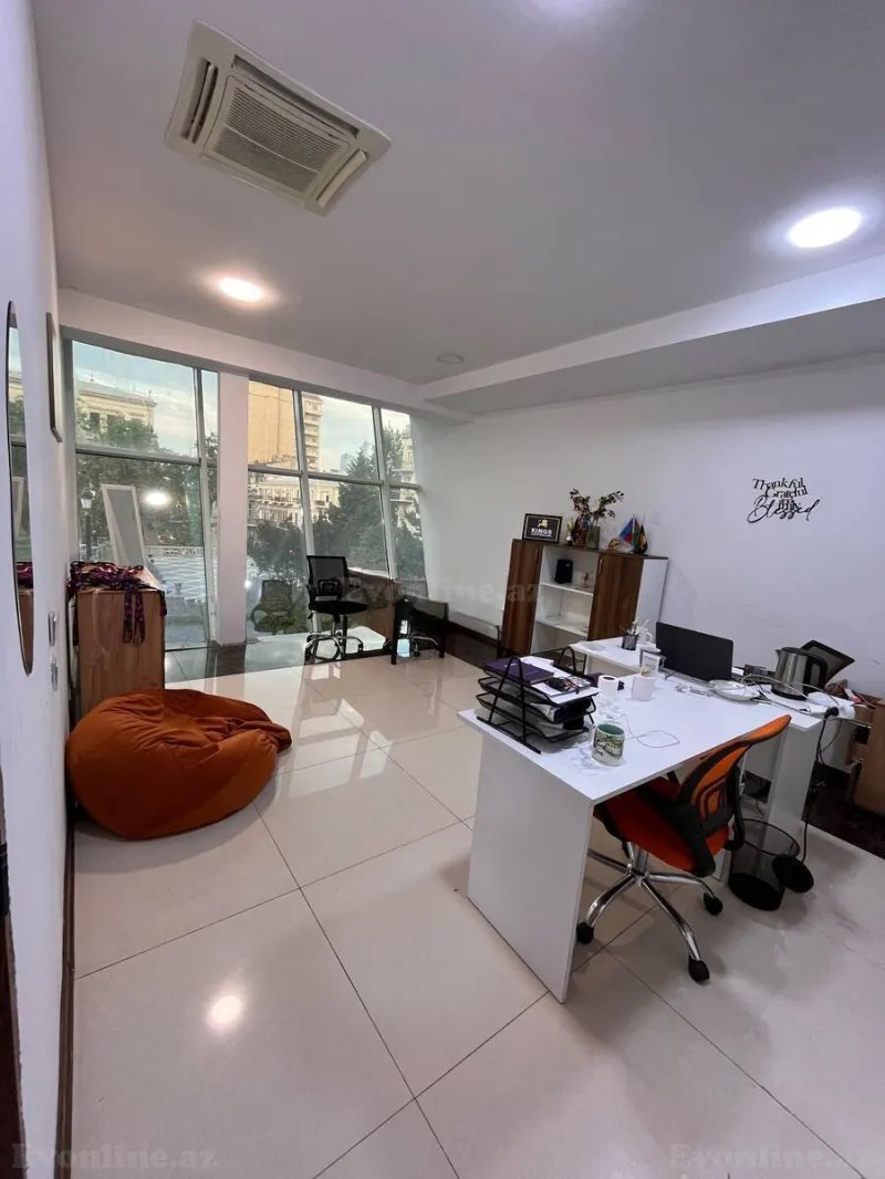 Kirayə verilir Ofis 18 m² Sahil m.