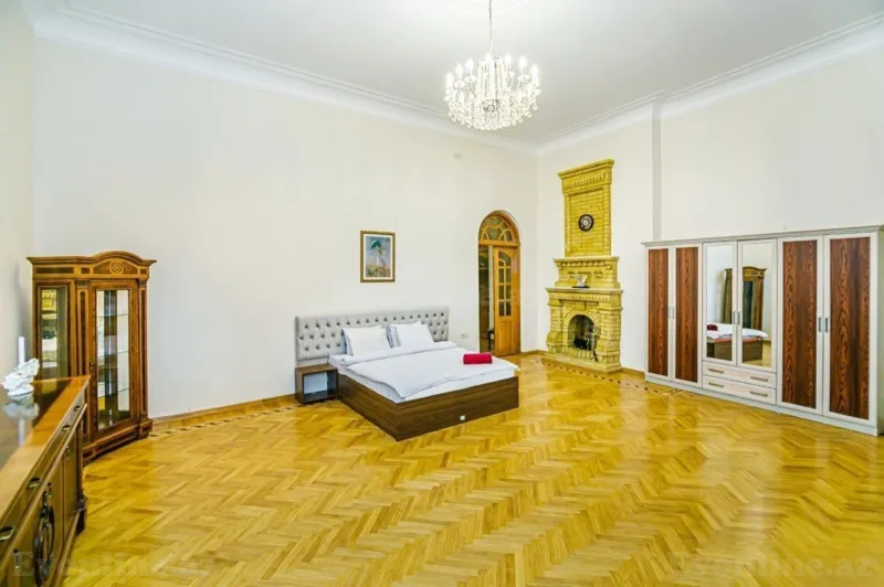 Kirayə verilir 4 otaqlı Mənzil Köhnə tikili 180 m² Səbail r.
