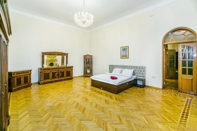 Kirayə verilir 4 otaqlı Mənzil Köhnə tikili 180 m² Səbail r. - şəkil 3