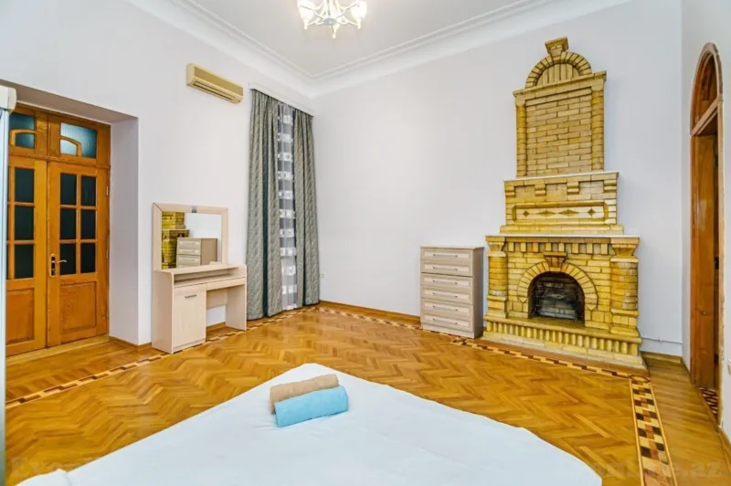 Kirayə verilir 4 otaqlı Mənzil Köhnə tikili 180 m² Səbail r. - şəkil 8