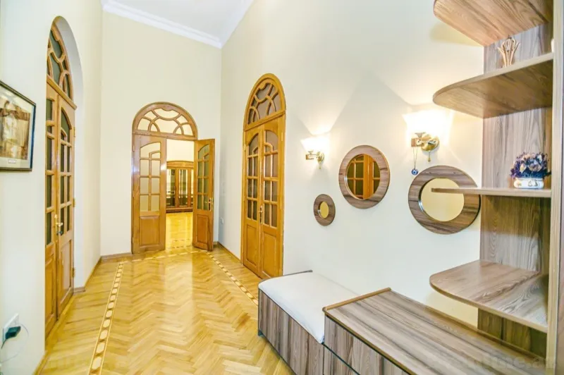 Kirayə verilir 4 otaqlı Mənzil Köhnə tikili 180 m² Səbail r. - şəkil 9