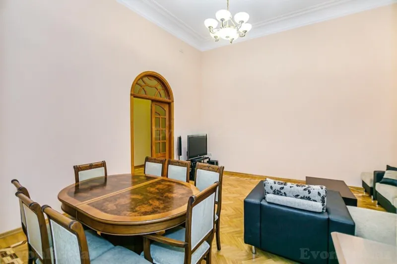 Kirayə verilir 4 otaqlı Mənzil Köhnə tikili 180 m² Səbail r. - şəkil 14
