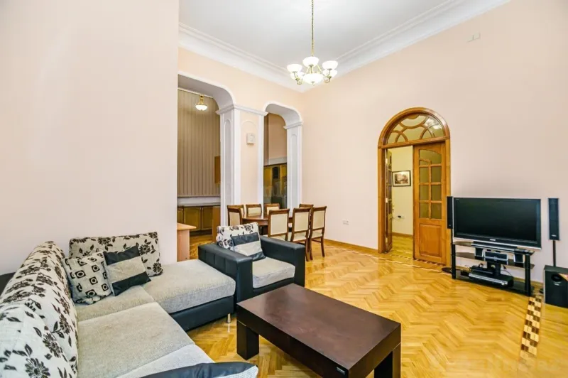 Kirayə verilir 4 otaqlı Mənzil Köhnə tikili 180 m² Səbail r. - şəkil 17