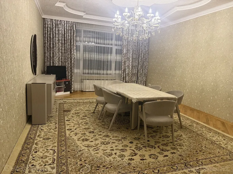 3 otaqlı Mənzil 100 m² 8 Noyabr m. Kirayə verilir
