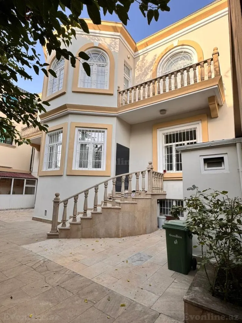 8 otaqlı Həyət evi 300 m² Elmlər Akademiyası m. Satılır
