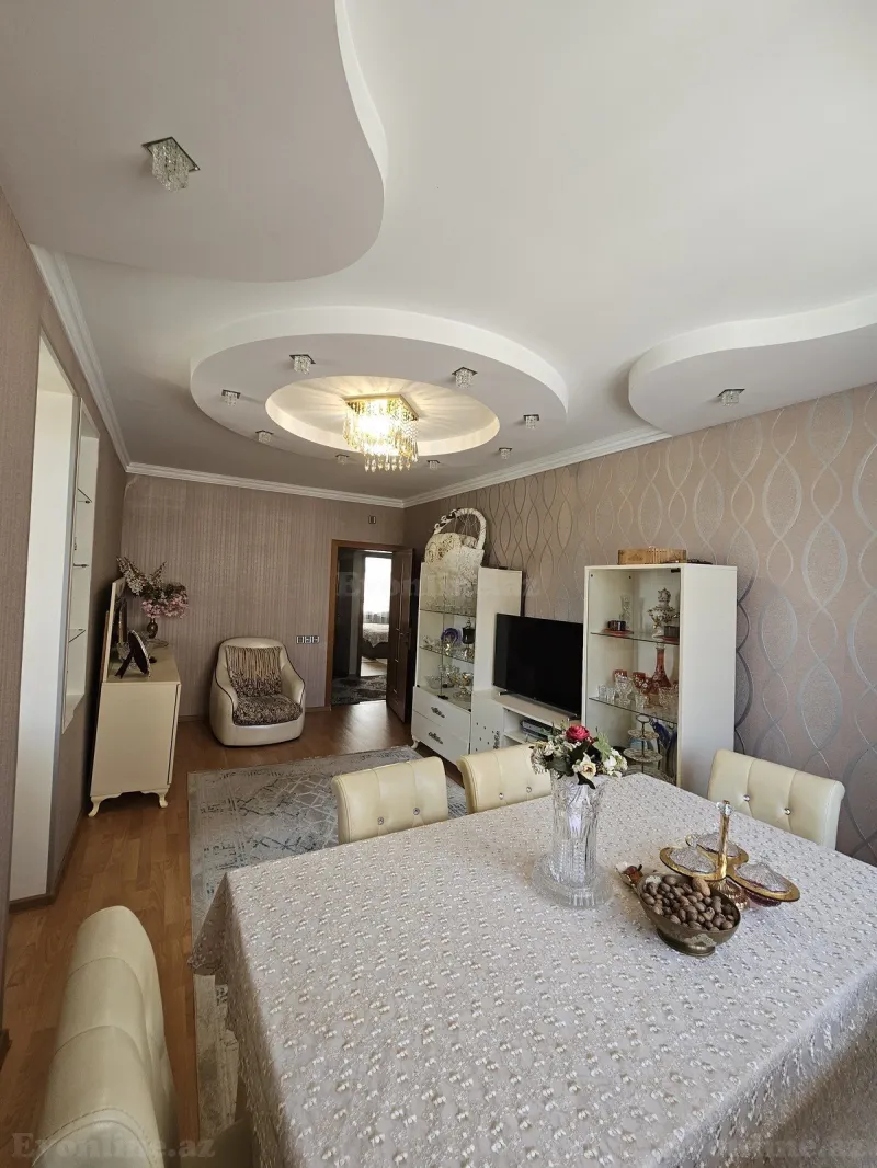 Satılır 5 otaqlı Mənzil Köhnə tikili 130 m² Yeni Günəşli