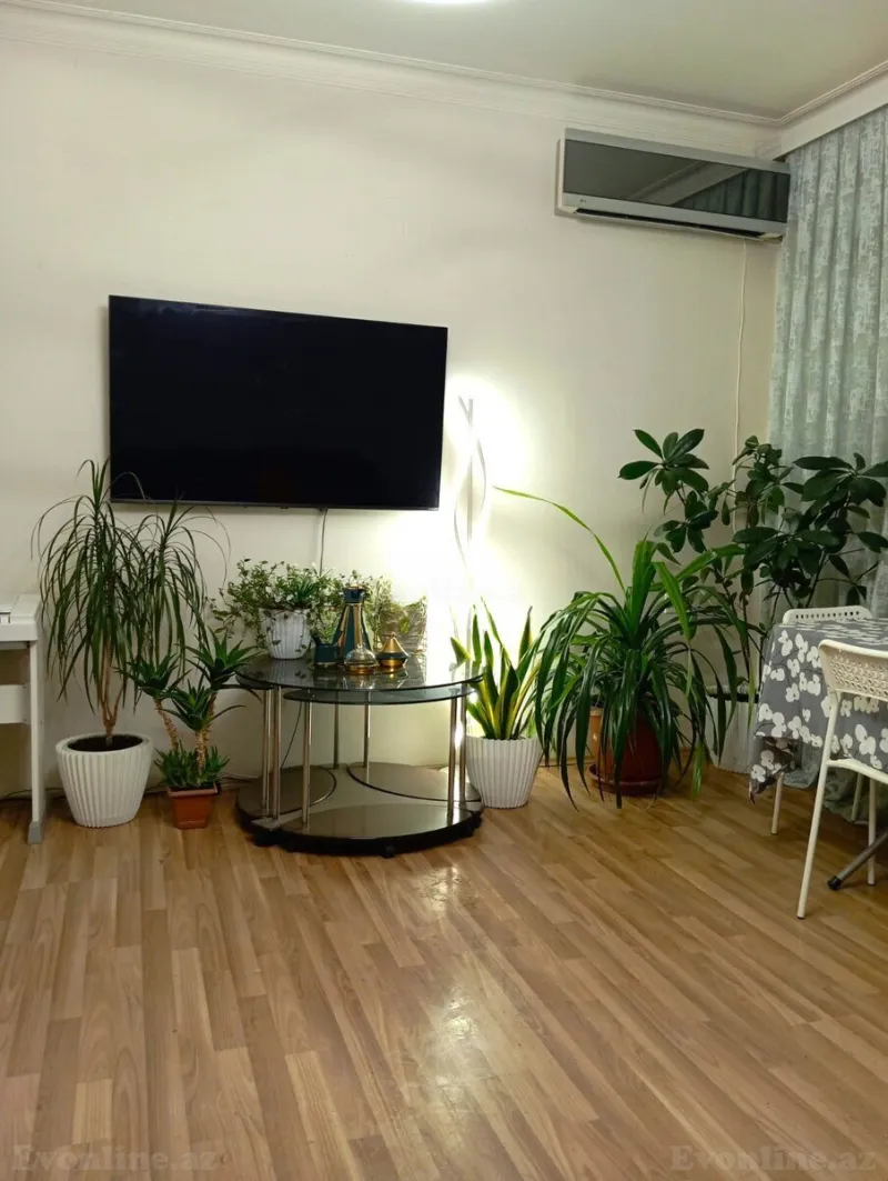 Satılır 2 otaqlı Mənzil Köhnə tikili 105 m² Elmlər Akademiyası m.