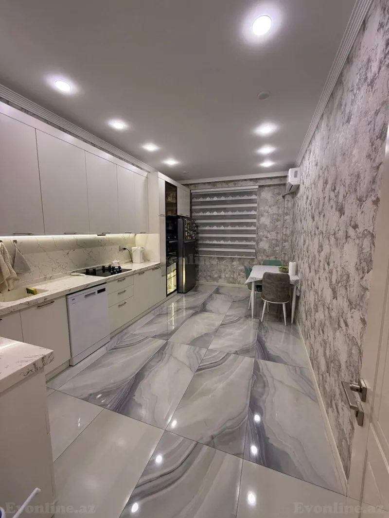 3 otaqlı Mənzil 100 m² İnşaatçılar m. Satılır