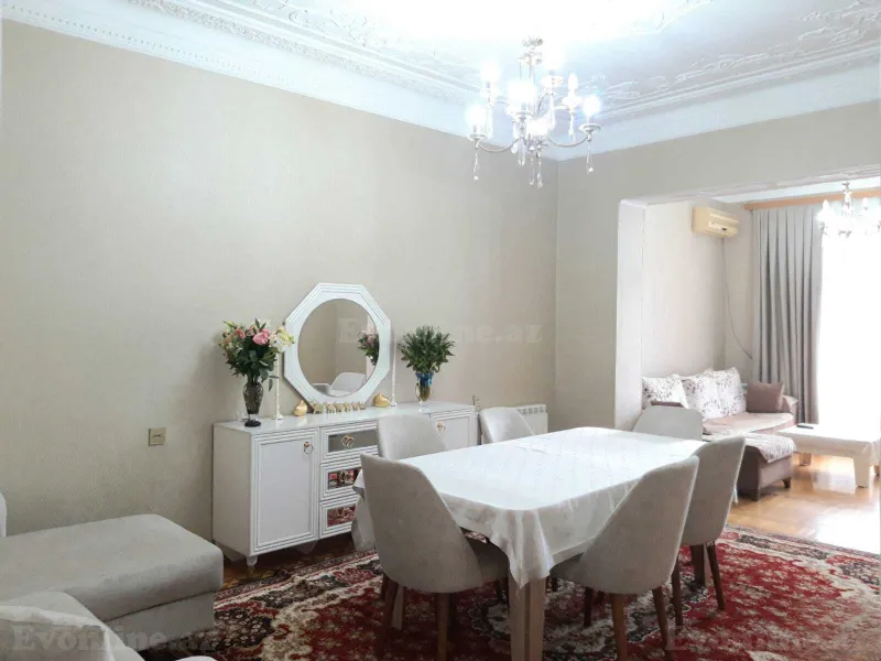 Satılır 4 otaqlı Mənzil Köhnə tikili 135 m² Neftçilər m.