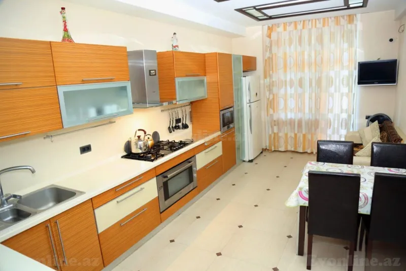 4 otaqlı Mənzil 210 m² 28 May m. Kirayə verilir