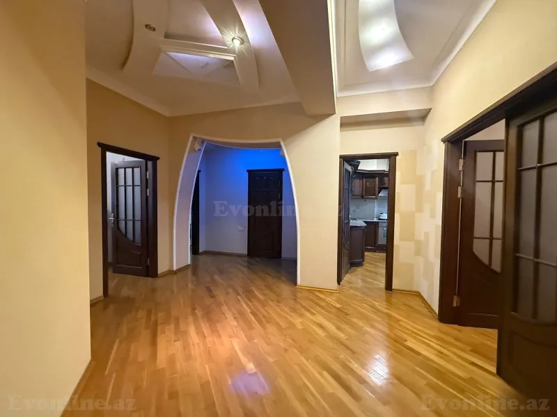 3 otaqlı Mənzil 150 m² Elmlər Akademiyası m. Kirayə verilir