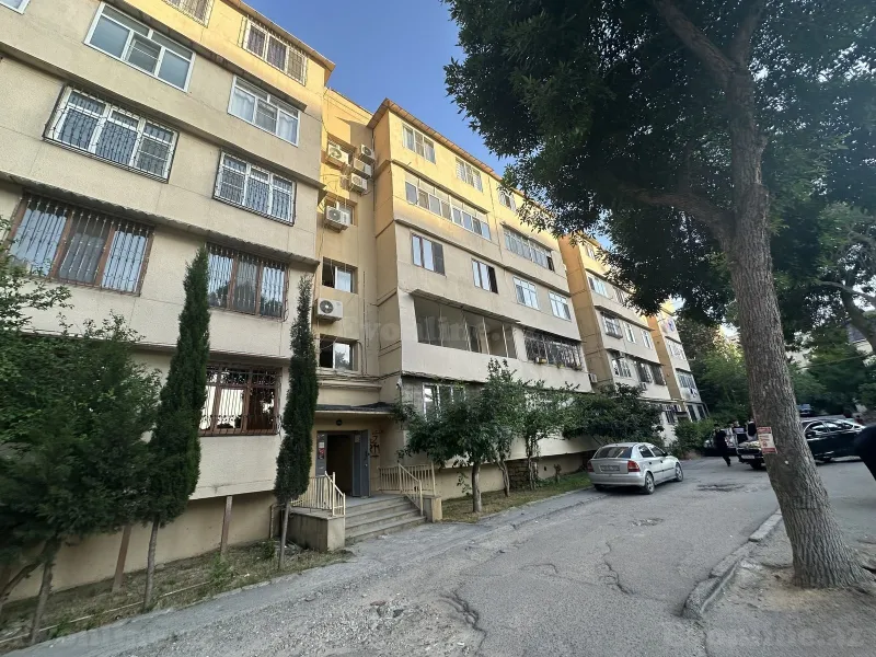 Bakı, Nizami r., Xalqlar Dostluğu m.da 2 otaqlı mənzil satılır