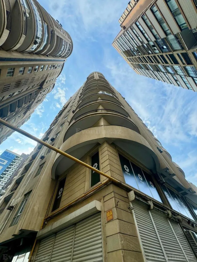 4 otaqlı Mənzil 176 m² Xətai r. Satılır