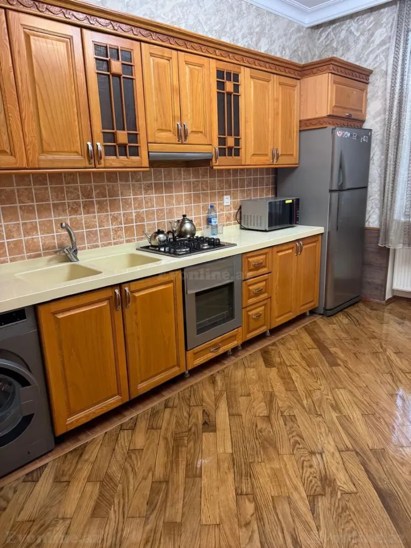 3 otaqlı Mənzil 140 m² Elmlər Akademiyası m. Kirayə verilir