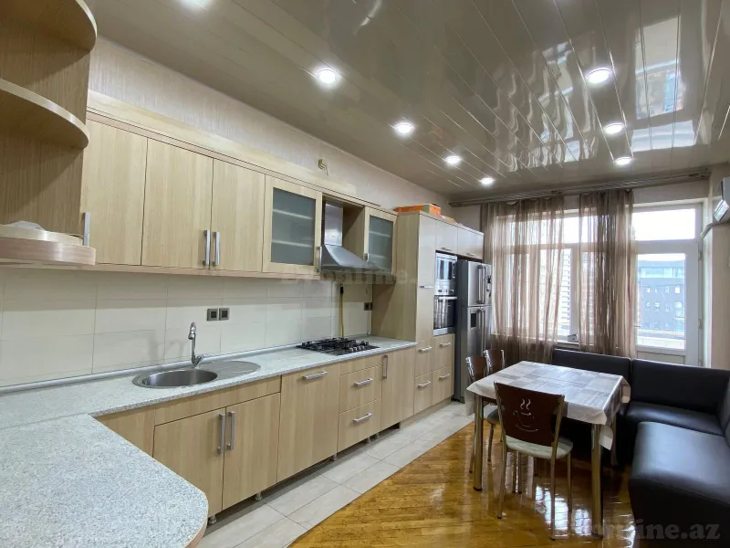 3 otaqlı Mənzil 115 m² 8 Noyabr m. Kirayə verilir