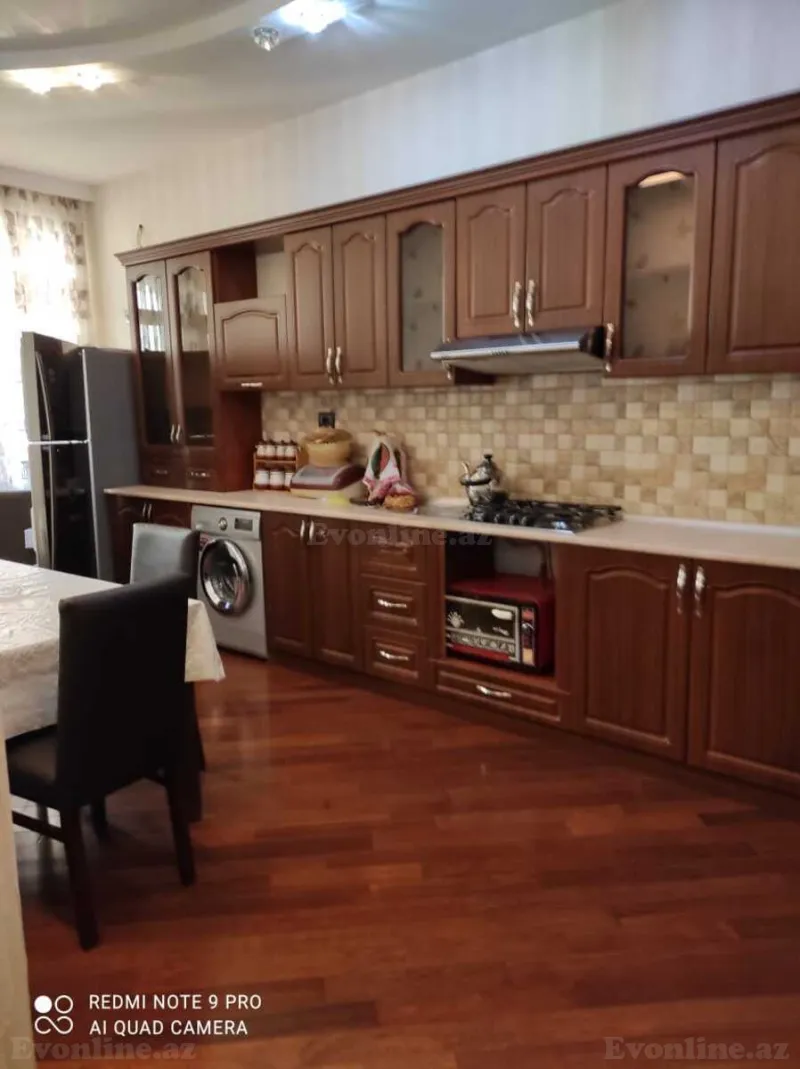 3 otaqlı Mənzil 130 m² İnşaatçılar m. Kirayə verilir