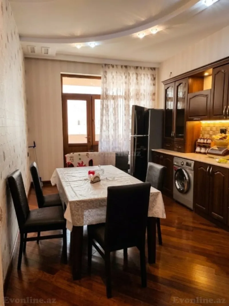 Kirayə verilir 3 otaqlı Mənzil Yeni tikili 130 m² İnşaatçılar m. - şəkil 2