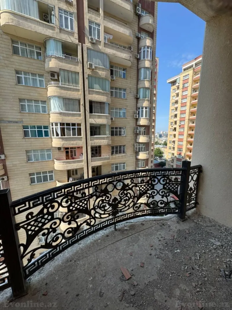 Bakı, Yasamal r., Elmlər Akademiyası m.da 4 otaqlı mənzil satılır