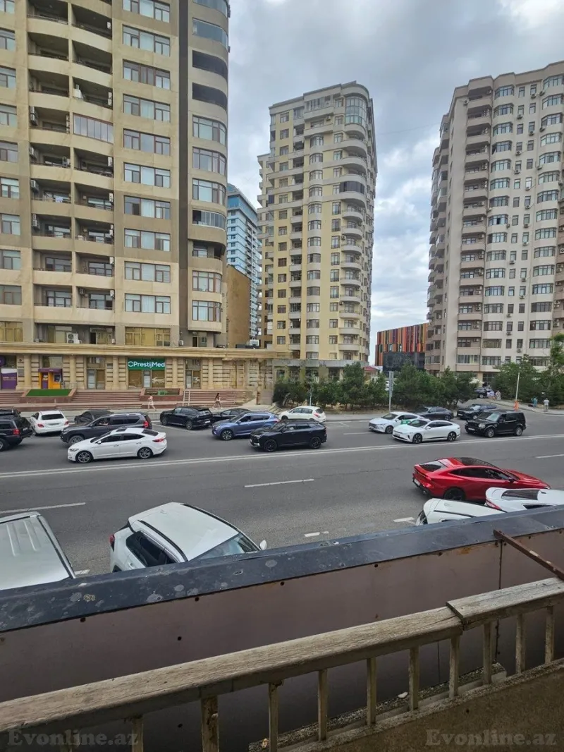 3 otaqlı Mənzil 80 m² Elmlər Akademiyası m. Kirayə verilir