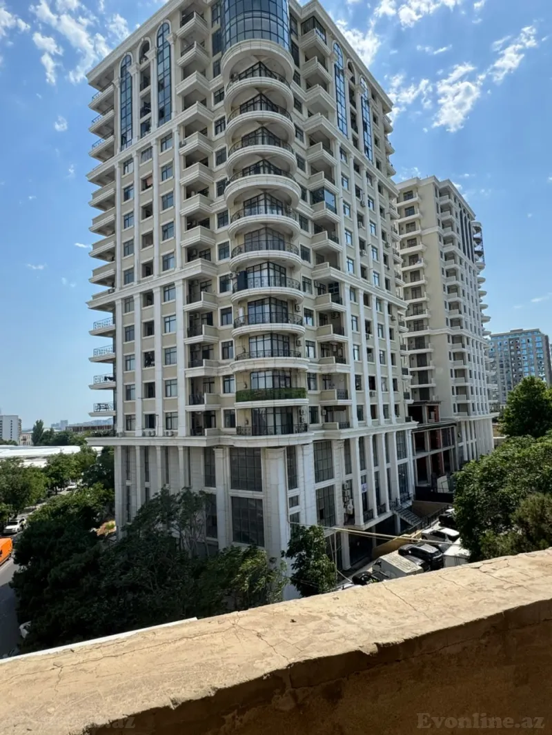 3 otaqlı Mənzil 130 m² 28 May m. Kirayə verilir