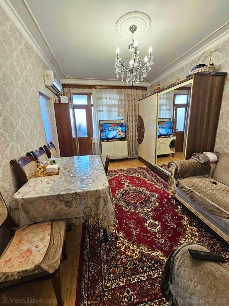 Bakı, Binəqədi r., 7-ci mikrorayonda 2 otaqlı mənzil satılır