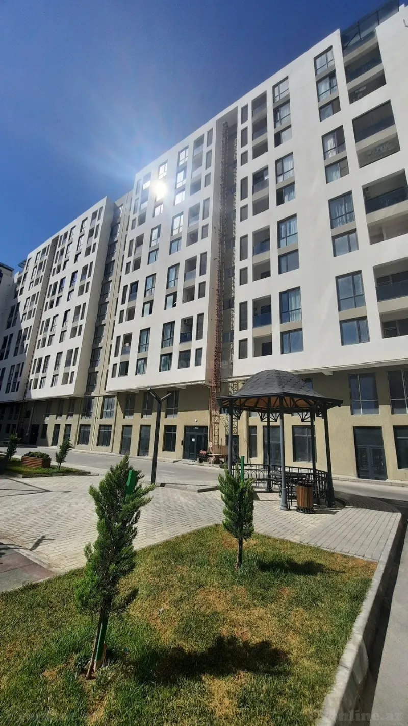 Bakı, Binəqədi r., 7-ci mikrorayonda 4 otaqlı mənzil satılır