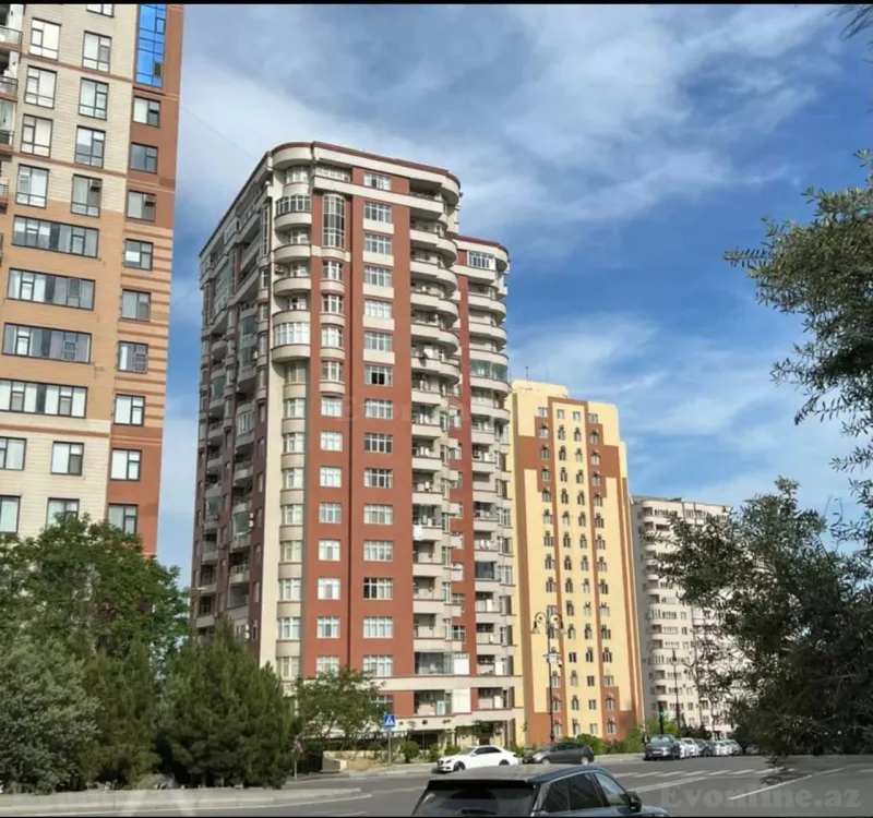Bakı, Yasamal r., Elmlər Akademiyası m.da 3 otaqlı mənzil satılır