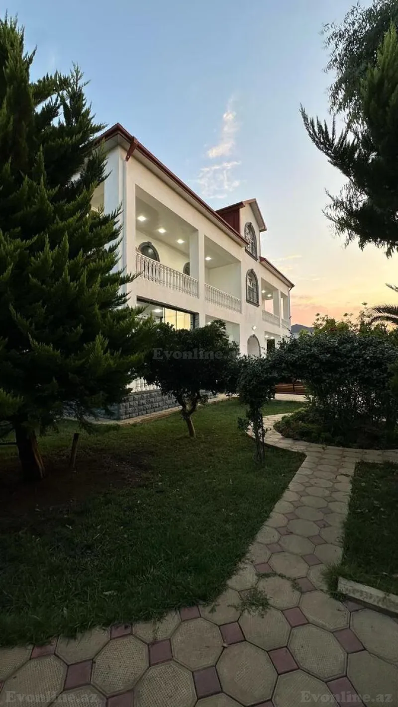 8 otaqlı Həyət evi 450 m² Şüvəlan Satılır