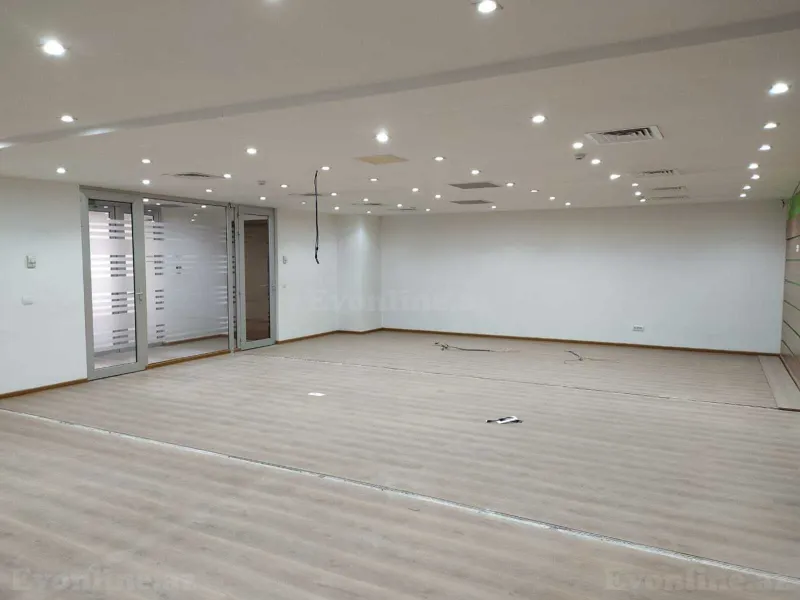 Kirayə verilir Ofis 550 m² 8 Noyabr m.