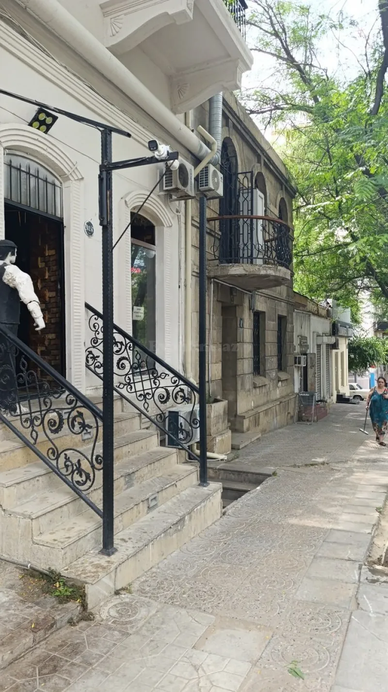 Satılır 6 otaqlı Mənzil Köhnə tikili 185 m² Nizami m.