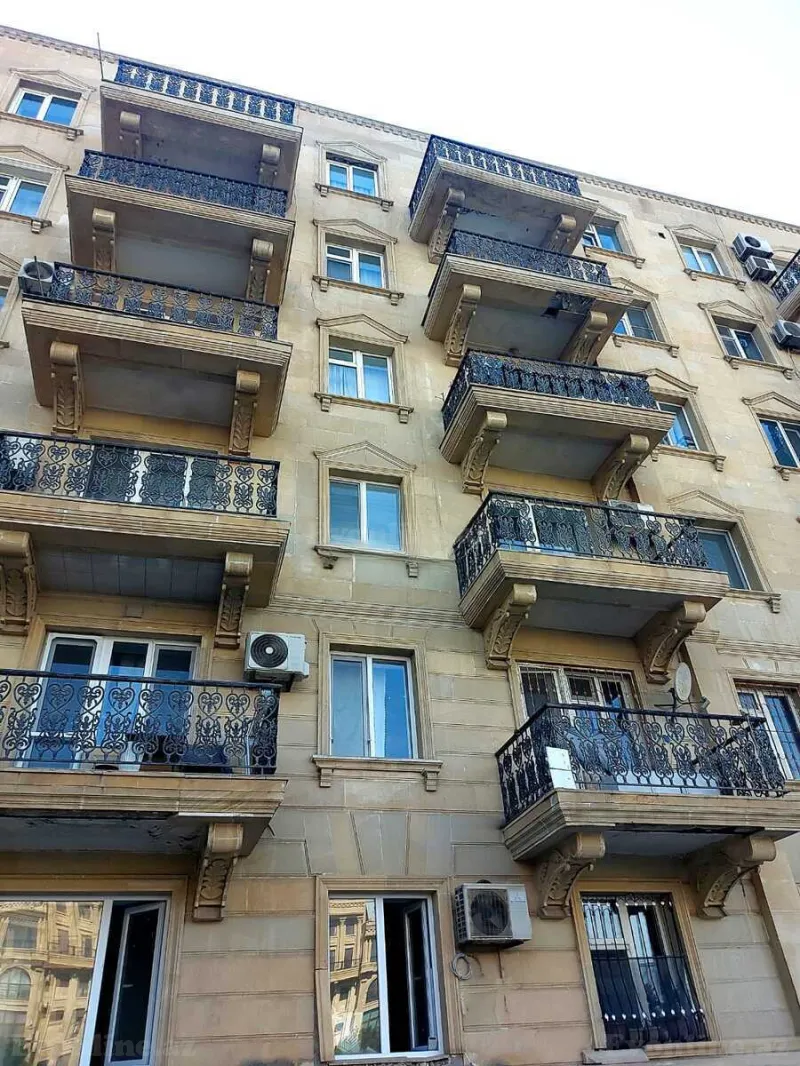 Satılır 3 otaqlı Mənzil Köhnə tikili 60 m² Səbail r. - şəkil 2