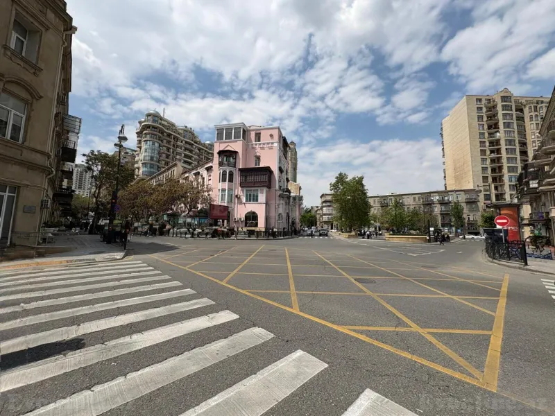 Satılır 3 otaqlı Mənzil Köhnə tikili 70 m² Səbail r. - şəkil 2