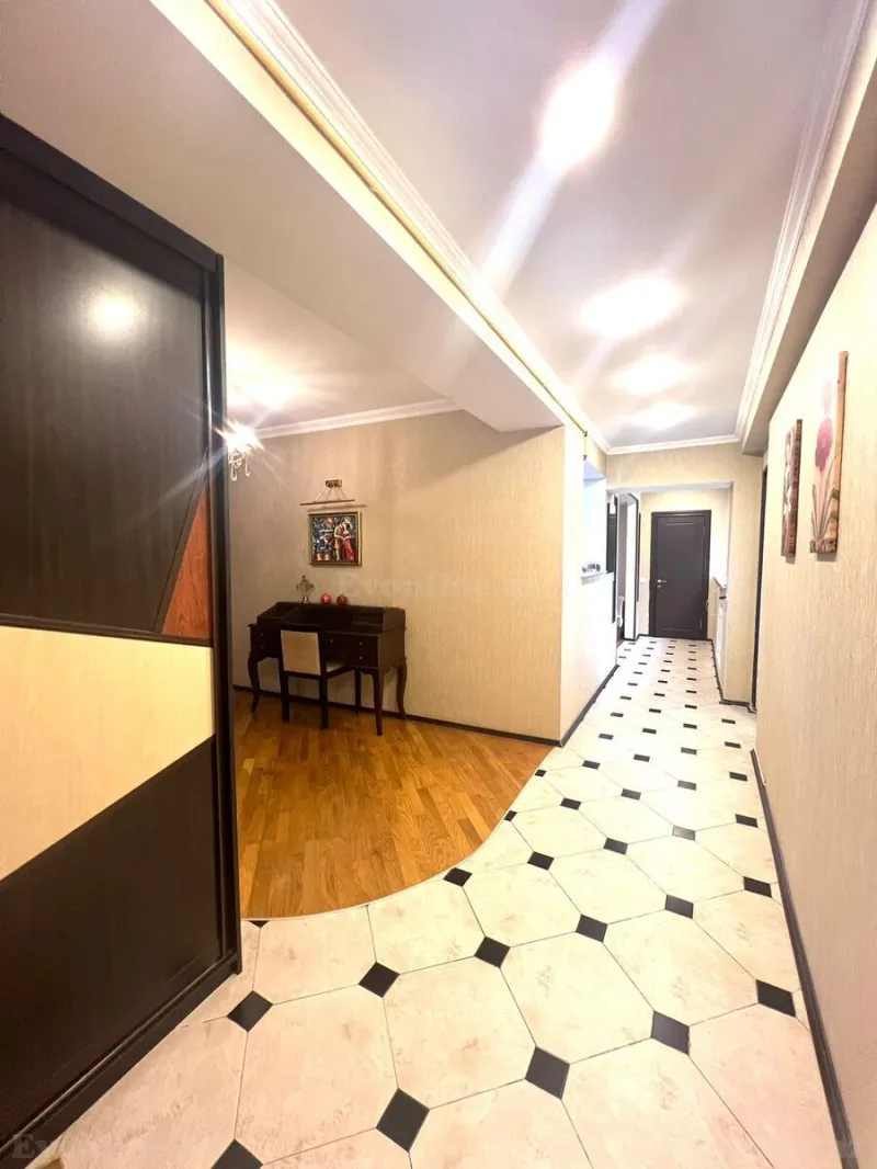 Satılır 5 otaqlı Mənzil Köhnə tikili 220 m² Nəsimi r. - şəkil 9