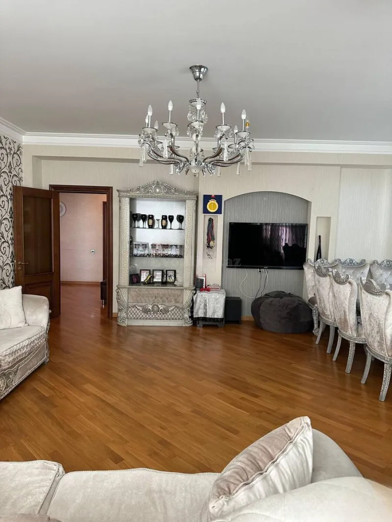 Satılır 4 otaqlı Mənzil Yeni tikili 212 m² Elmlər Akademiyası m. - şəkil 2