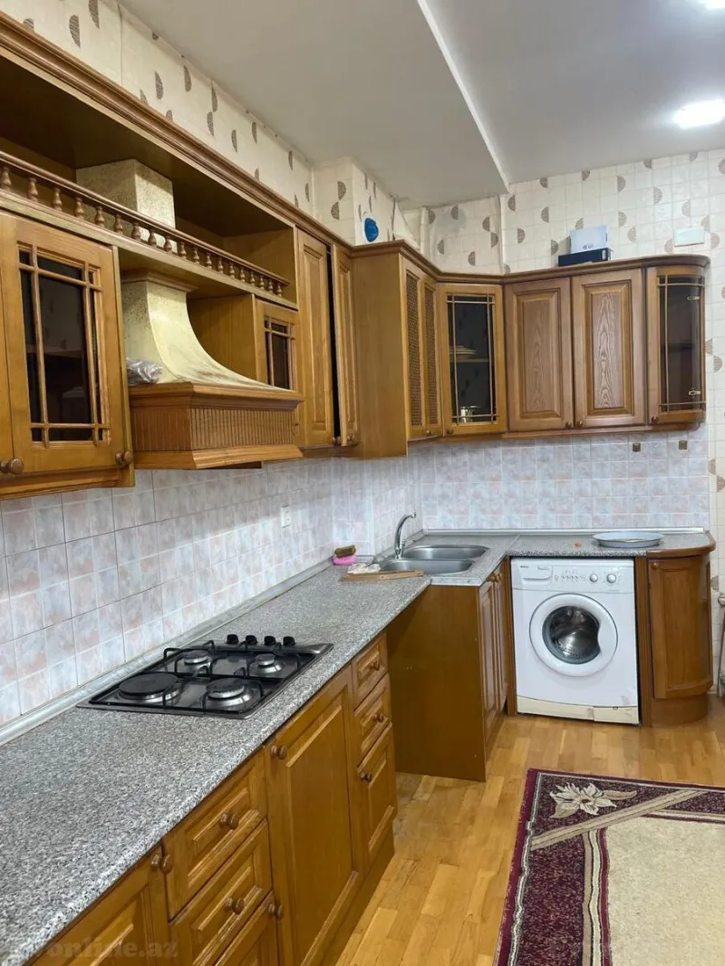 3 otaqlı Mənzil 110 m² İnşaatçılar m. Kirayə verilir