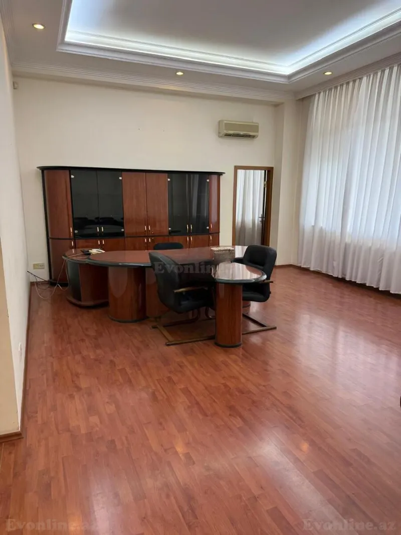 Kirayə verilir Ofis 240 m² İnşaatçılar m.