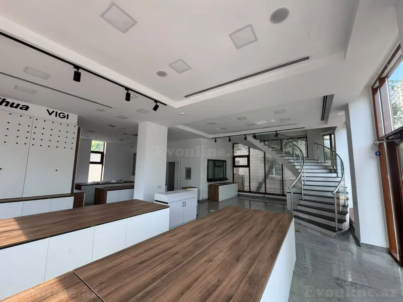 20 otaqlı Ofis 1400 m² Elmlər Akademiyası m. Kirayə verilir