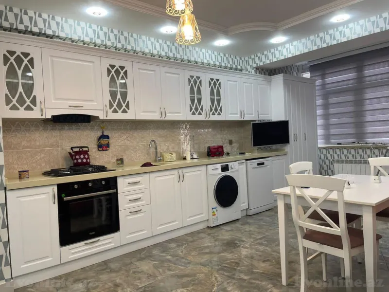 3 otaqlı Mənzil 135 m² İnşaatçılar m. Kirayə verilir