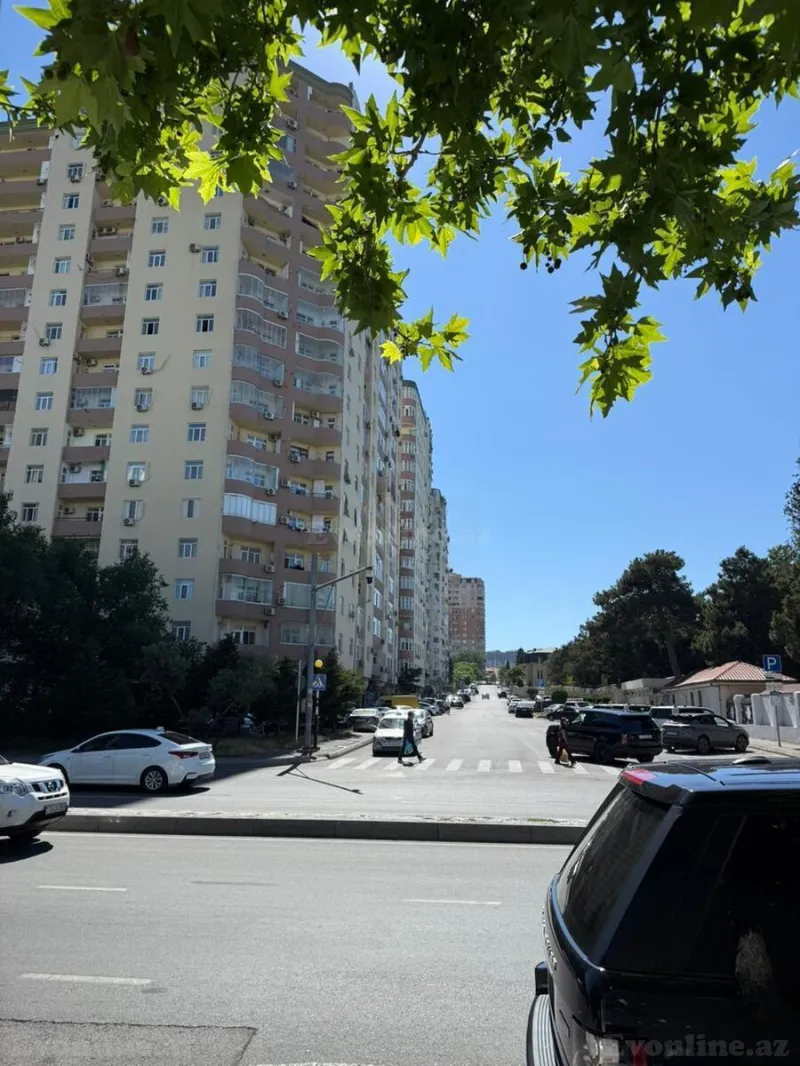 4 otaqlı Mənzil 145 m² İnşaatçılar m. Satılır