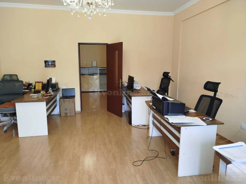 3 otaqlı Ofis 123 m² Elmlər Akademiyası m. Kirayə verilir
