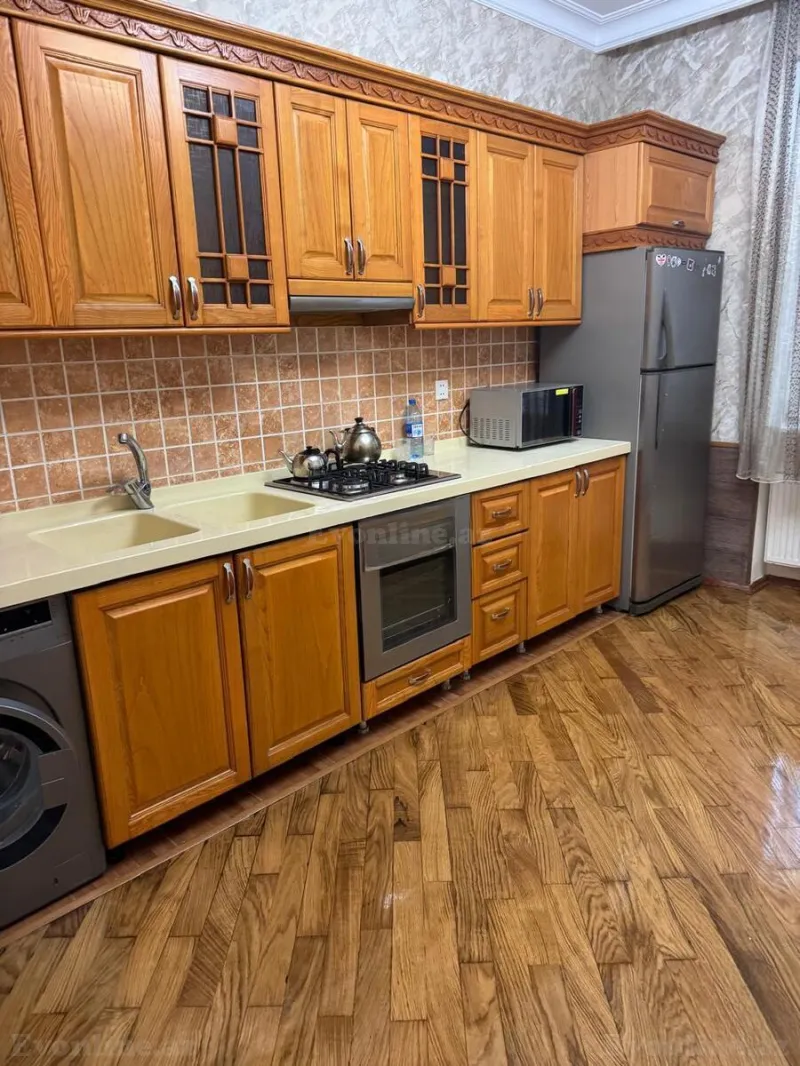 3 otaqlı Mənzil 140 m² Elmlər Akademiyası m. Kirayə verilir