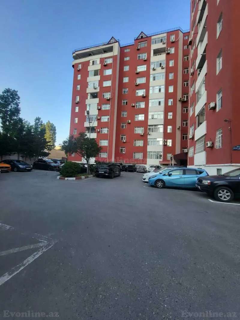 4 otaqlı Mənzil 110 m² İnşaatçılar m. Satılır