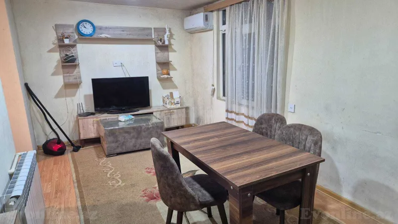 Kirayə verilir 2 otaqlı Mənzil Köhnə tikili 55 m² Elmlər Akademiyası m.