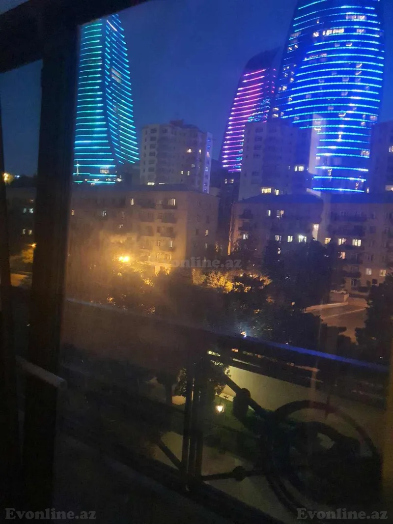 Satılır 4 otaqlı Mənzil Köhnə tikili 200 m² Səbail r. - şəkil 2