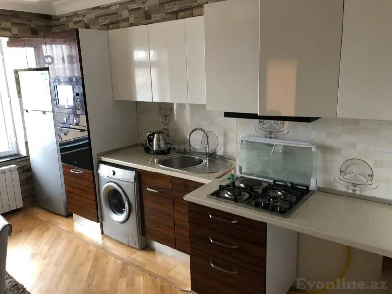 Kirayə verilir 3 otaqlı Mənzil Yeni tikili 130 m² 8 Noyabr m.