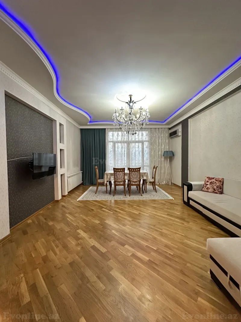 3 otaqlı Mənzil 120 m² İnşaatçılar m. Satılır