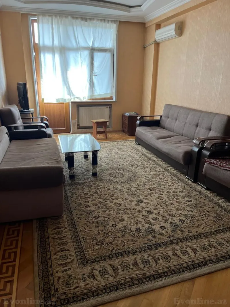 3 otaqlı Mənzil 130 m² 8 Noyabr m. Kirayə verilir