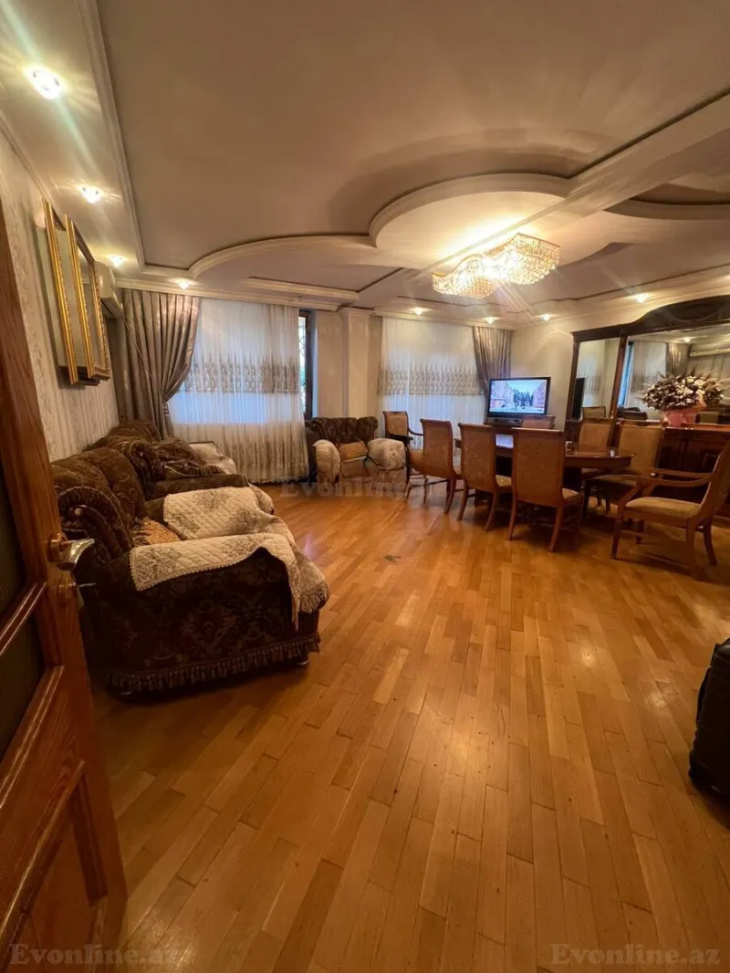 Satılır 5 otaqlı Mənzil Köhnə tikili 130 m² Bakıxanov