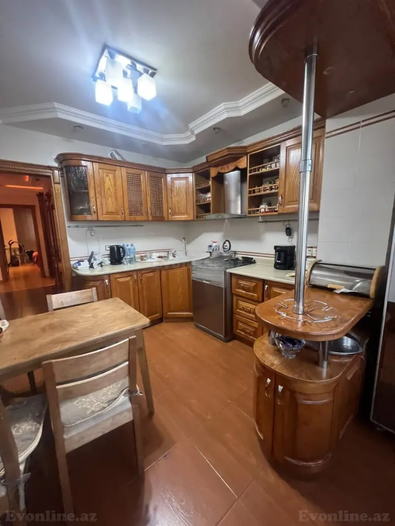 Satılır 5 otaqlı Mənzil Köhnə tikili 130 m² Bakıxanov - şəkil 3